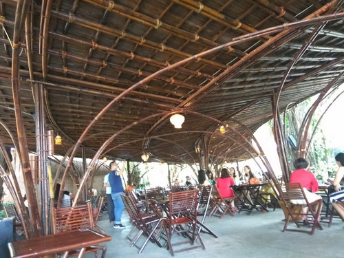 Ngôi nhà tre trong quán Cà phê gió và nước.