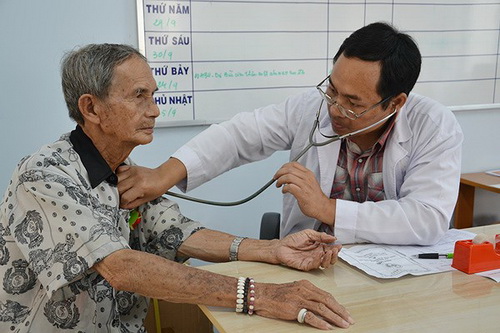 Khám bệnh cho người cao tuổi.