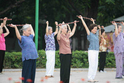 Người cao tuổi thường xuyên tập thể dục giúp nâng cao sức khỏe.