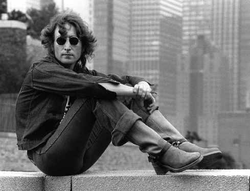 John Lennon - thần tượng đầy tì vết.
