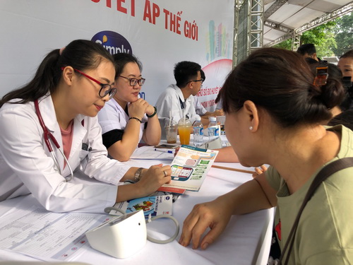 Đông đảo người dân được đo huyết áp và tư vấn miễn phí tại Chương trình đi bộ “Vì sức khỏe tim mạch”. Ảnh: ND