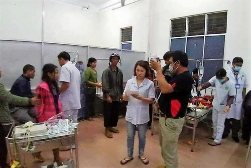Người ngộ độc được ngành y tế chăm sóc tận tình. Người ngộ độc được ngành y tế chăm sóc tận tình.