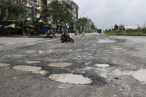 Nhiều tuyến đường ngàn tỷ ở nước ta dù chưa đưa vào vận hành hoặc vừa mới sử dụng một thời gian ngắn đã xuất hiện chi chit những ổ voi, ổ gà (?!).