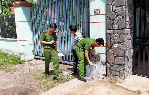 Lực lượng chức năng thu thập những dấu vết, vật dụng tại hiện trường vụ án.