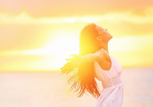 Ánh nắng mặt trời cung cấp nguồn vitamin D cần thiết cho cơ thể.