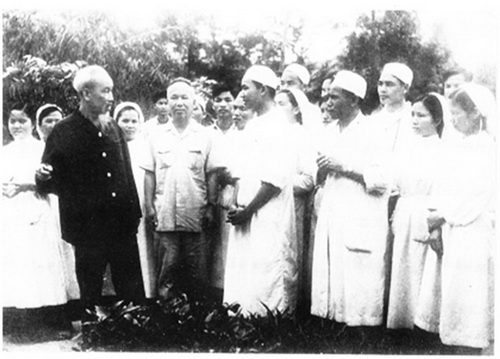 Chủ tịch Hồ Chí Minh và Bộ trưởng Y tế Phạm Ngọc Thạch thăm Bệnh viện Vân Đình ngày 20/4/1963.         Ảnh:  Bảo tàng Hồ Chí Minh.