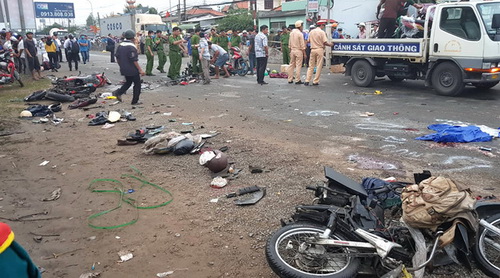 Mỗi năm, Việt Nam có khoảng 15.000 người tử vong do TNGT, trong đó 4.800 người có liên quan đến rượu, bia. Mỗi năm, Việt Nam có khoảng 15.000 người tử vong do TNGT, trong đó 4.800 người có liên quan đến rượu, bia.