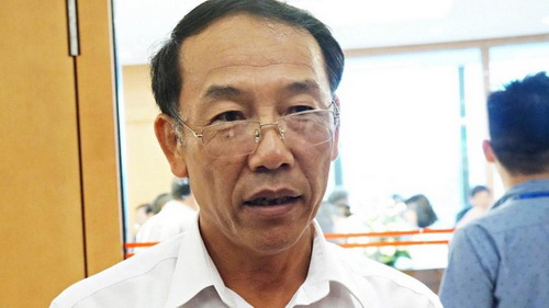 Thiếu tướng Sùng A Hồng trả lời báo chí bên hành lang Quốc hội.