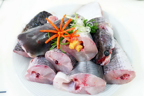 Cá trong lẩu mắm thì phong phú vô cùng, đa số là cá đồng như cá lóc, cá rô, cá rô phi, cá kèo, lươn_ hay cá điêu hồng, cá ba sa đều được.