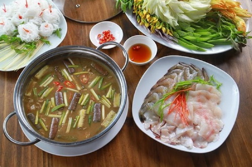 Lẩu mắm miền Tây - một món ăn tuy dân dã, quê mùa nhưng có thể gọi là đại diện đặc sắc của ẩm thực Nam bộ.