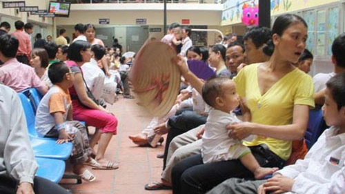 Người bệnh vất vả trong nắng nóng.