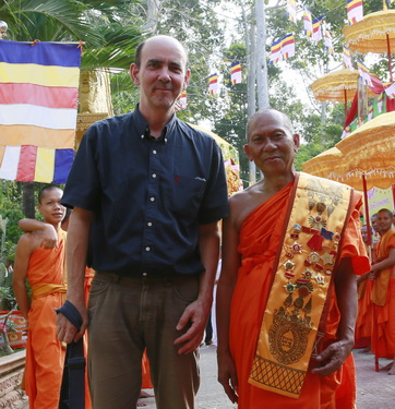 Nic và một nhà sư VN.