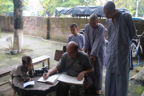 Nicolas với các nhà sư ở Huế.