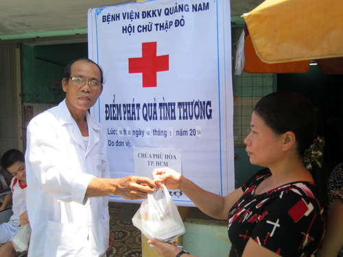 Bác sĩ Trần Phước Ta – Chủ tịch Hội Chữ thập đỏ bệnh viện trao quà cho bệnh nhân nghèo. Bác sĩ Trần Phước Ta – Chủ tịch Hội Chữ thập đỏ bệnh viện trao quà cho bệnh nhân nghèo.