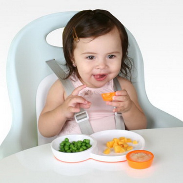 Nên cắt nhỏ thức ăn thành nhiều hình vui mắt để khuyến khích trẻ tập nhai thời kỳ mọc răng.