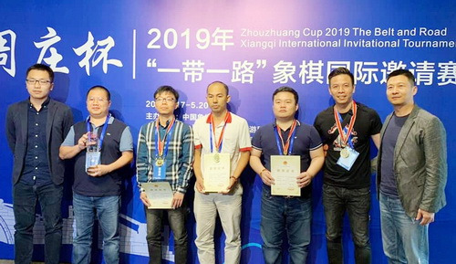 Đội tuyển nam cờ tướng Việt Nam tại Lễ trao thưởng ngôi vô địch. Ảnh: N. Kiên