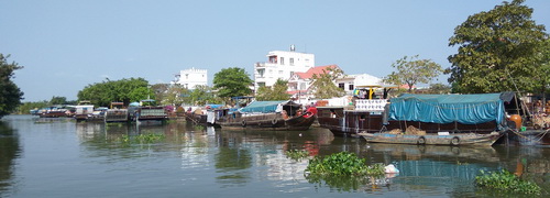 Đoàn tàu chờ hàng gốm bên sông Lái Thiêu.