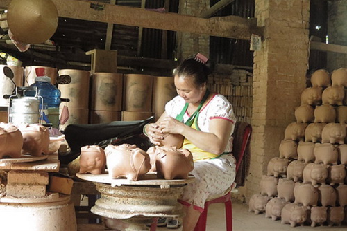 Nghệ nhân làm heo gốm.