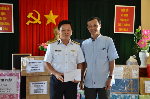 BS. Toàn thay mặt con gái nhận học bổng do ông Lương Thanh Nghị trao.