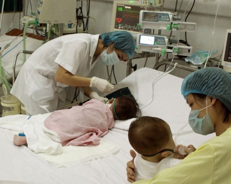 Đôi khi việc phụ huynh tự dùng thuốc đặc trị cho trẻ lại gây những hệ luỵ khôn lường.
