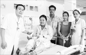 BSCKII Bùi Viết Tuấn - Phó Giám đốc Bệnh viên kiêm Trưởng khoa HSTC-CĐ chụp ảnh cùng gia đình bệnh nhân.