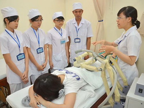 Sinh viên theo học y khoa thường phải thực tập rất nhiều.