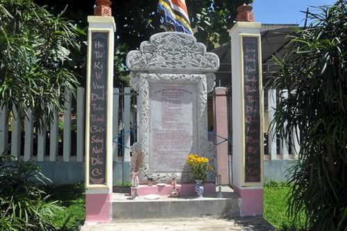 Bia dinh trấn Thanh Chiêm được người dân dựng lên ở thôn Thanh Chiêm 1 (xã Điện Phương).