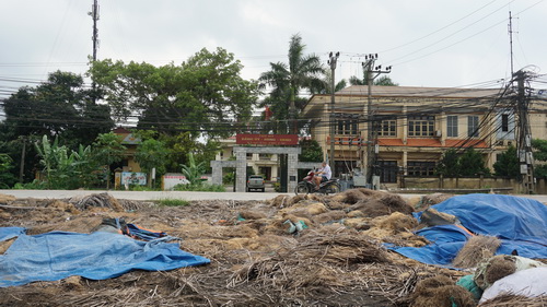 Rác thải ngay trước cửa trụ sở UBND xã Quảng Phú Cầu (Ứng Hòa, Hà Nội).