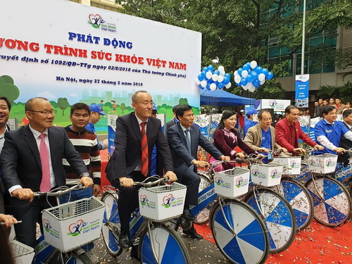 Bộ trưởng Nguyễn Thị Kim Tiến và các đại biểu tại Lễ phát động Chương trình Sức khỏe Việt Nam.