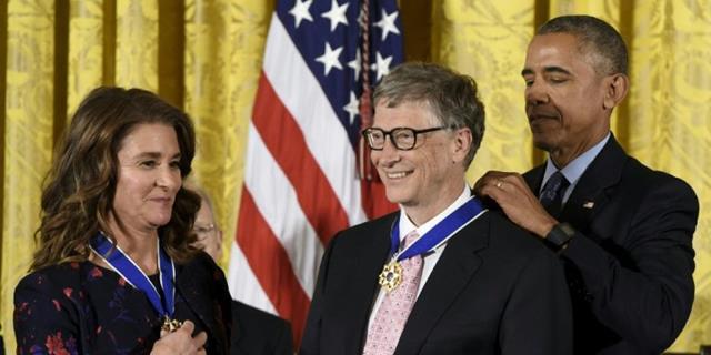 Vợ chồng tỷ phú Bill Gates được Tổng thống Barack Obama trao Huân chương Tự do cho hoạt động hiệu quả của Quỹ Melinda và Bill Gates. Vợ chồng tỷ phú Bill Gates được Tổng thống Barack Obama trao Huân chương Tự do cho hoạt động hiệu quả của Quỹ Melinda và Bill Gates.