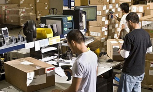 Các đối tượng gửi cho bị hại hình ảnh bưu kiện đang được công ty chuyển phát làm thủ tục chuyển đi để tạo lòng tin. Các đối tượng gửi cho bị hại hình ảnh bưu kiện đang được công ty chuyển phát làm thủ tục chuyển đi để tạo lòng tin.