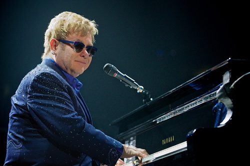 Elton John giây phút trình bày ca khúc bất hủ minh họa phim Vua sư tử, 1994.