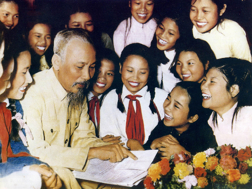 Bác Hồ với thiếu nhi.