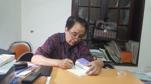 Nhà thơ Nguyễn Hoa.