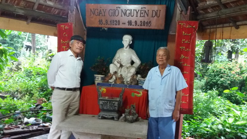 Ông Khoát (bên phải) bên bàn thờ Nguyễn Du.