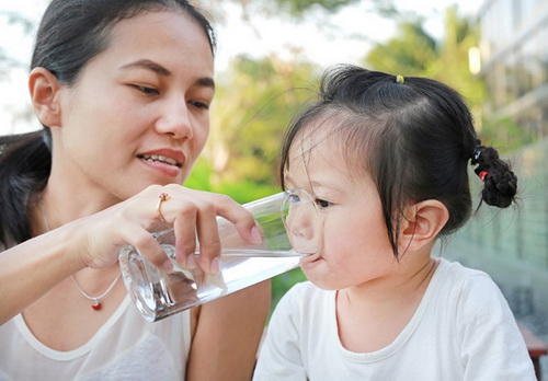 Khi bị tiêu chảy, cơ thể trẻ thường mất nước. Do đó, cha mẹ cần bổ sung nước cho trẻ càng nhiều càng tốt.