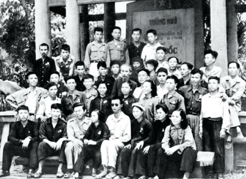 Chủ tịch Hồ Chí Minh chụp ảnh lưu niệm với đại biểu dự Đại hội Chiến sĩ thi đua và cán bộ gương mẫu toàn quốc lần thứ I, năm 1952. (Ảnh Tư liệu).