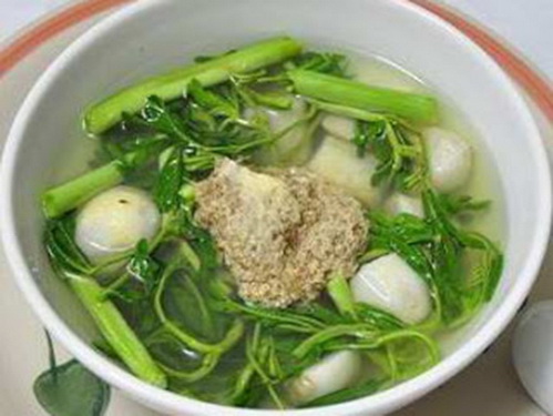 Canh cua khoai sọ rau rút thích hợp với người tâm trạng bồn chồn, kém ăn ít ngủ.