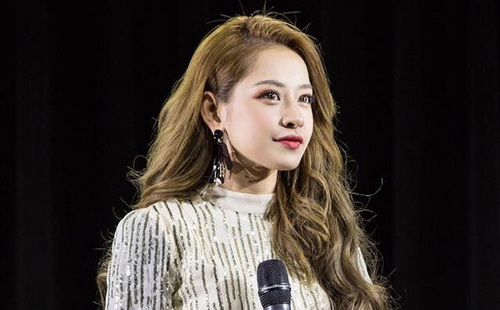 Chi Pu đã trưởng thành hơn, không còn bồng bột đối chất với truyền thông, đàn anh, đàn chị hay phụ thuộc vào scandal để PR sản phẩm mới. Chi Pu đã trưởng thành hơn, không còn bồng bột đối chất với truyền thông, đàn anh, đàn chị hay phụ thuộc vào scandal để PR sản phẩm mới.