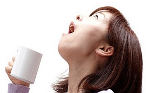 Cần dùng thuốc súc họng chứa iod theo chỉ dẫn của bác sĩ.