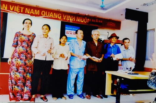 BS. Hương (ngoài cùng bên trái) trao quà cho hội viên nghèo có hoàn cảnh khó khăn.