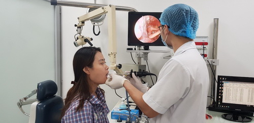 Bác sĩ BV QĐTW 108 nội soi họng cho bệnh nhân.