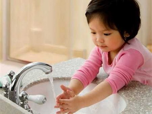Vệ sinh bàn tay bé sạch sẽ để ngừa bệnh.