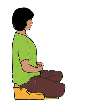 Đệm ghế ngồi với lõi chắc, được thiết kế như bậc tam cấp giúp nâng đỡ 2 chân ở tư thế ngồi thiền.