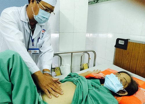 Khám bệnh đường tiêu hóa cho bệnh nhân.