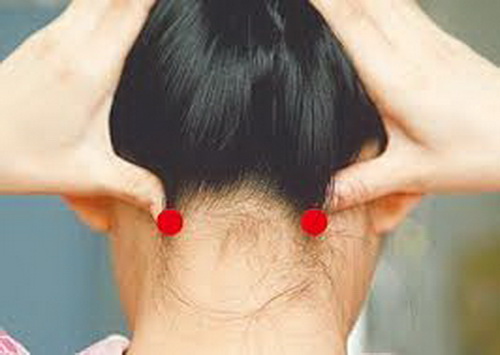Huyệt phong trì trị đau cổ gáy, nhức đầu, mỏi mát.