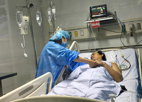 Người thân chăm sóc bệnh nhân nặng tại phòng đặc biệt.