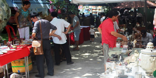 Phiên chợ đồ xưa mỗi cuối tuần ở Bảo tàng Khánh Hòa luôn thu hút đông người đến thưởng thức.
