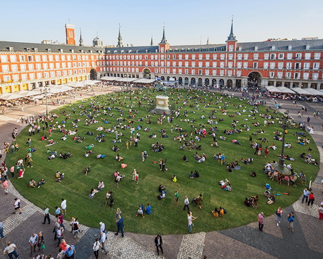 Plaza Mayor đã từng là một cái chợ lớn trước khi được xây dựng thành quảng trường vào năm 1619, dưới thời Vua Filipe III.