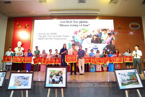 PGS.TS. Phạm Thanh Bình, Chủ tịch Công đoàn Y tế Việt Nam và nghệ sĩ nhiếp ảnh Vũ Huyến, trao giải Nhất cho tác giả. Ảnh: Lan Anh PGS.TS. Phạm Thanh Bình, Chủ tịch Công đoàn Y tế Việt Nam và nghệ sĩ nhiếp ảnh Vũ Huyến, trao giải Nhất cho tác giả. Ảnh: Lan Anh